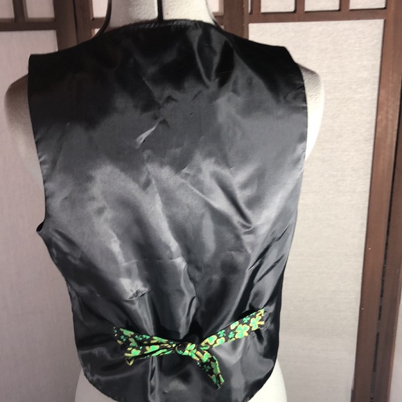 111 Main St. Patty‘s Day vest, fully lined in black shiny material. Med. - Picture 4 of 7